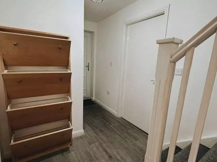 Residenssi Stunning 3 Bed House In Oldbury