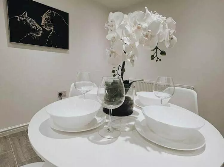 Residenssi Stunning 3 Bed House In Oldbury