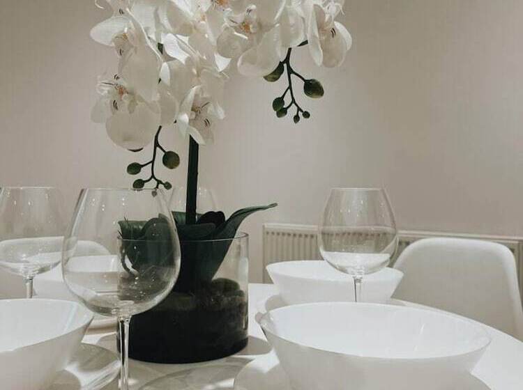 레지던스 Stunning 3 Bed House In Oldbury