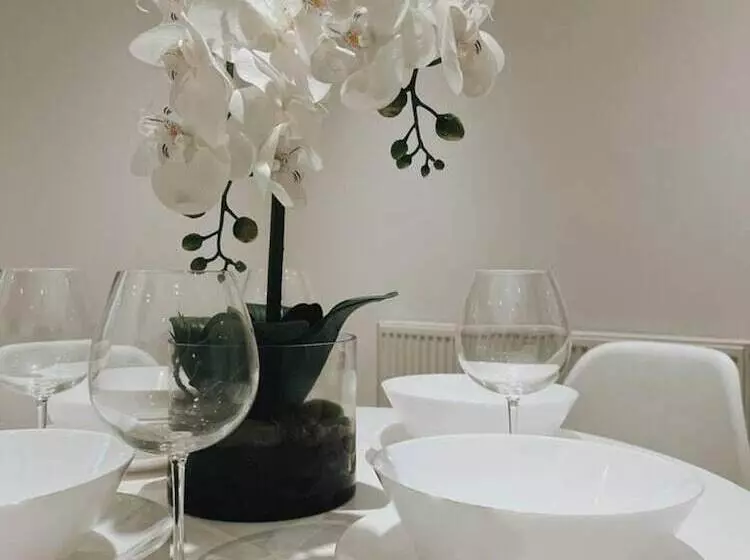 Residenssi Stunning 3 Bed House In Oldbury