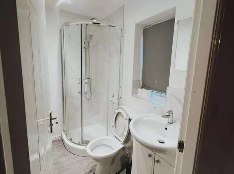 Residenssi Stunning 3 Bed House In Oldbury