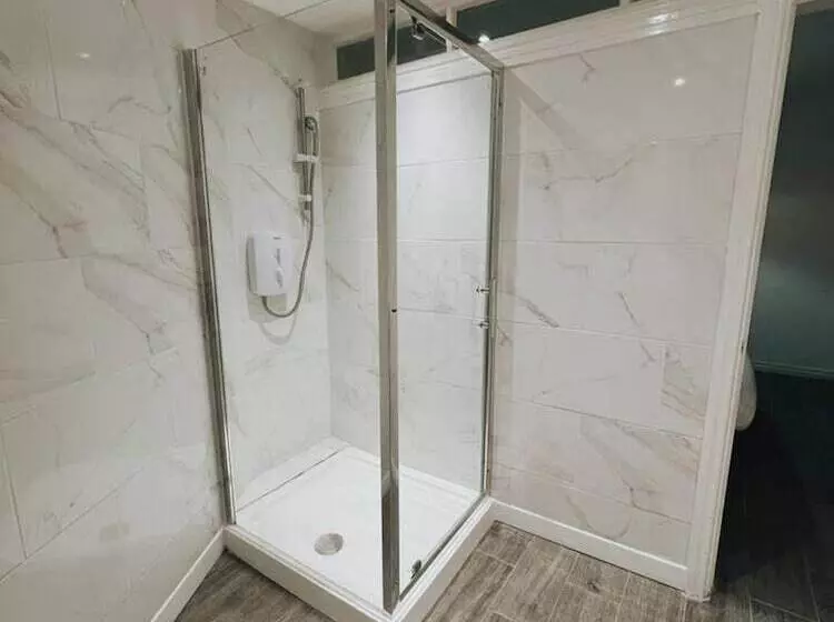 Residenssi Stunning 3 Bed House In Oldbury