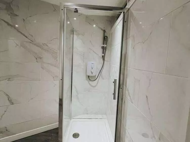 Residenssi Stunning 3 Bed House In Oldbury