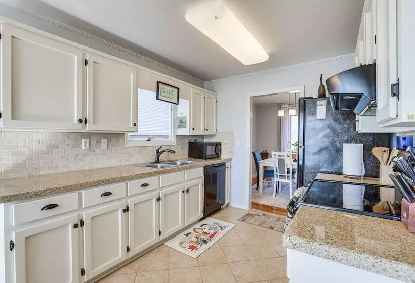 Riverfront Wilsonville Home W/ Dock & Fire Pit!