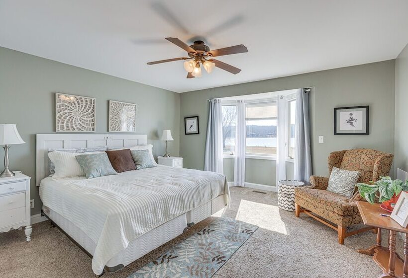 Riverfront Wilsonville Home W/ Dock & Fire Pit!