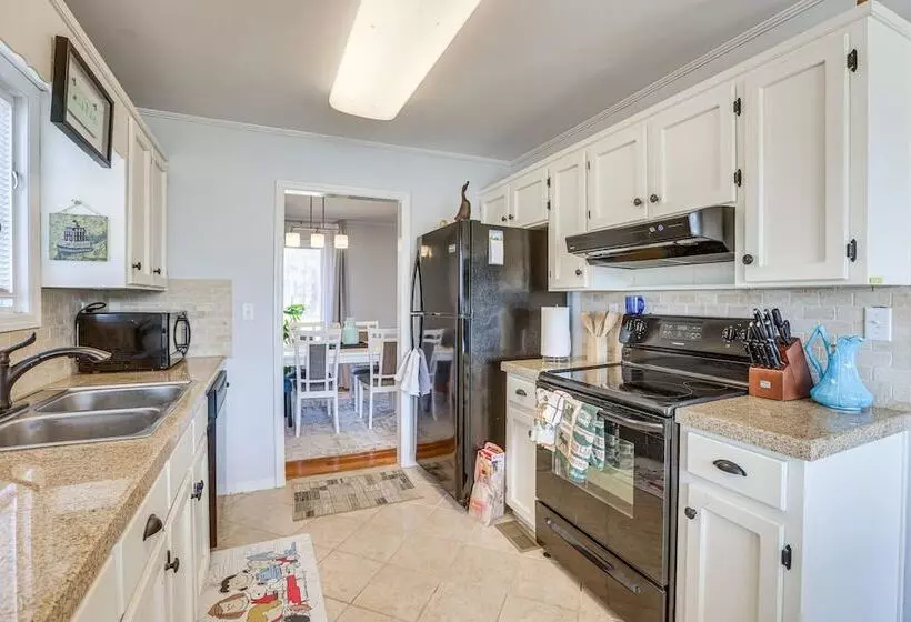 Riverfront Wilsonville Home W/ Dock & Fire Pit!