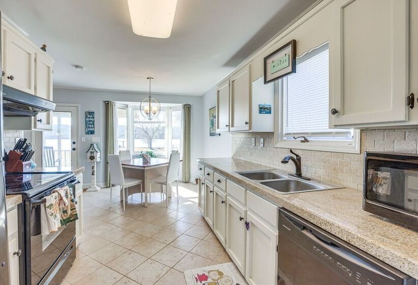 Riverfront Wilsonville Home W/ Dock & Fire Pit!