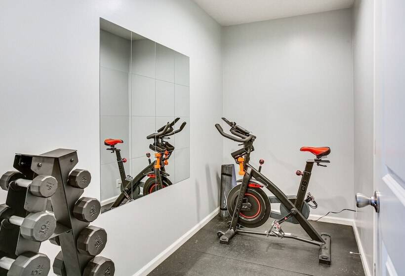 Wellston Home W/ Private Hot Tub + Fire Pit!