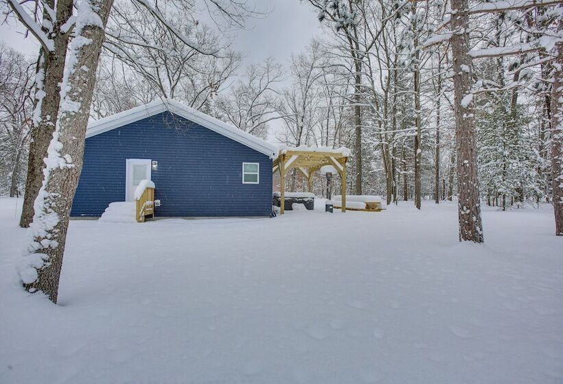 Wellston Home W/ Private Hot Tub + Fire Pit!