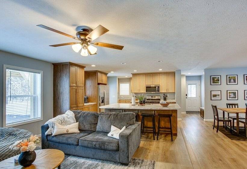 Wellston Home W/ Private Hot Tub + Fire Pit!