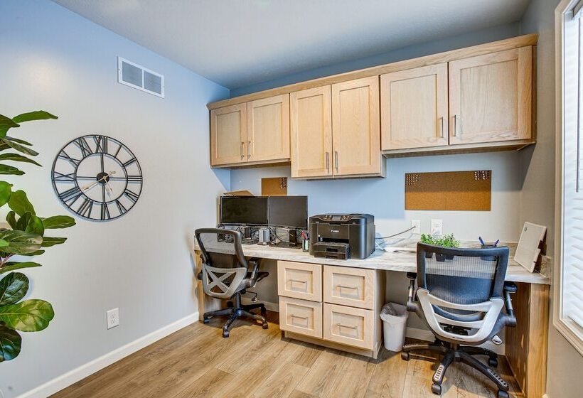 Wellston Home W/ Private Hot Tub + Fire Pit!