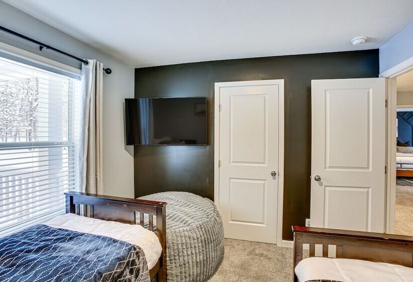 Wellston Home W/ Private Hot Tub + Fire Pit!