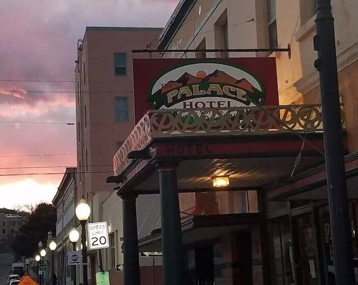 Hotelli Historic Palace