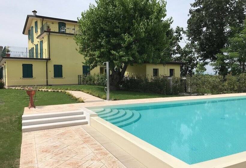 Отель Albergo Quattro Pini