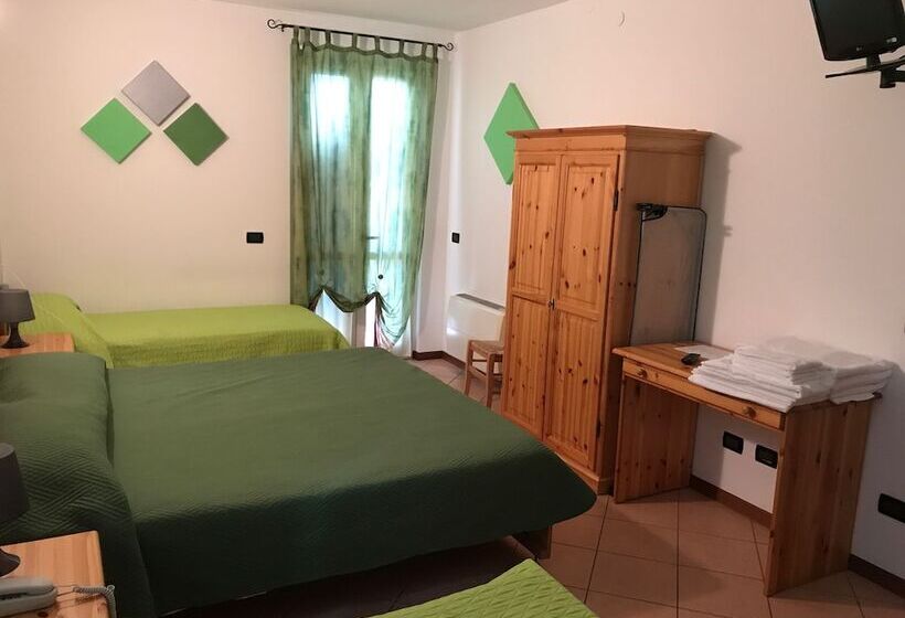 Отель Albergo Quattro Pini