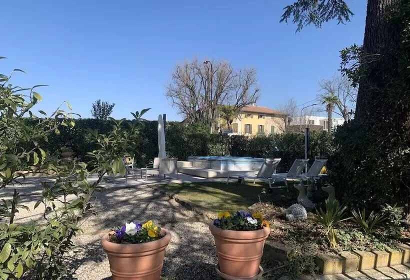 هتل Betty's House
