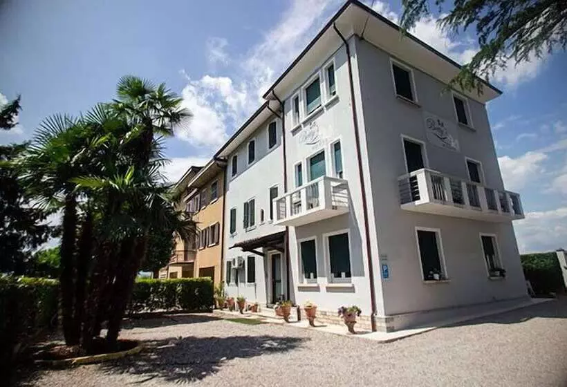 هتل Betty's House
