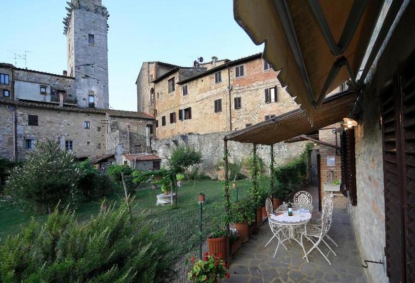 Отель Fabio Apartments San Gimignano