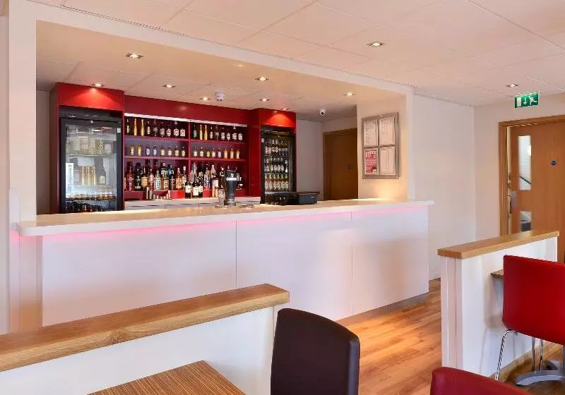 Hotelli Travelodge London Raynes Park
