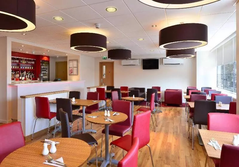 Hotelli Travelodge London Raynes Park