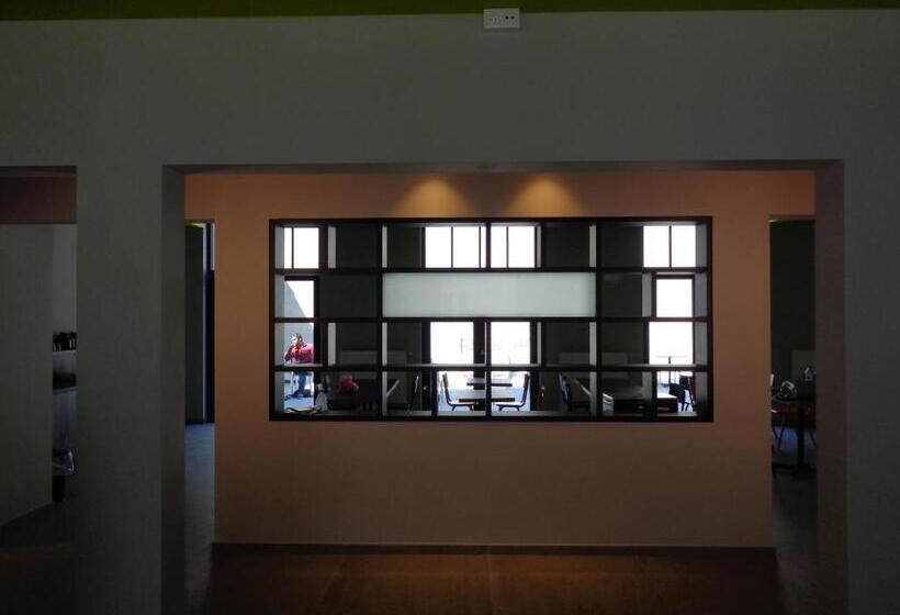 هتل Brxxl 5 City Centre Hostel