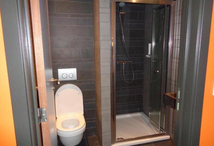 هتل Brxxl 5 City Centre Hostel