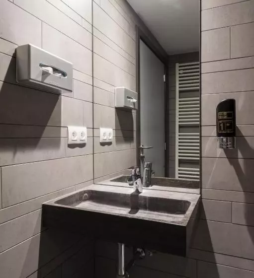 هتل Brxxl 5 City Centre Hostel