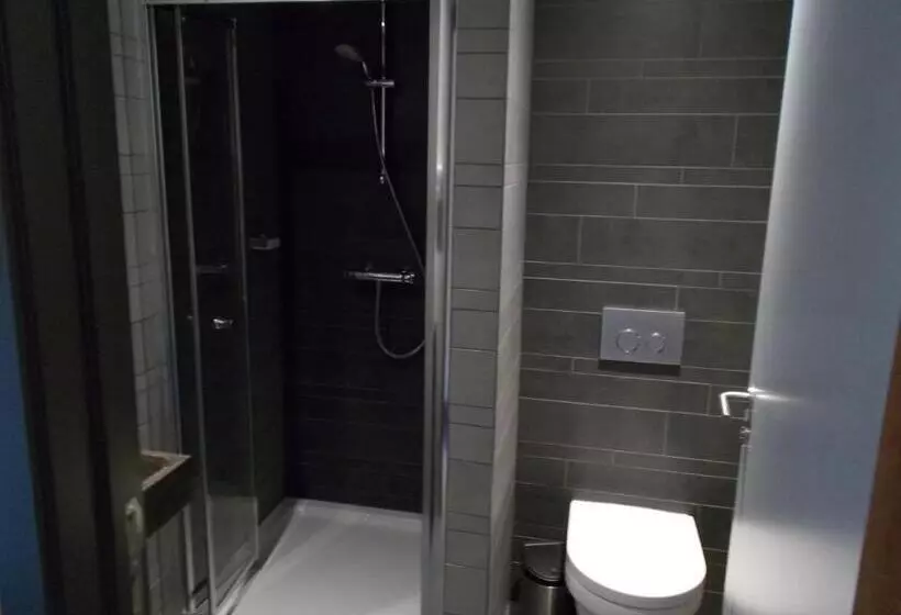 هتل Brxxl 5 City Centre Hostel