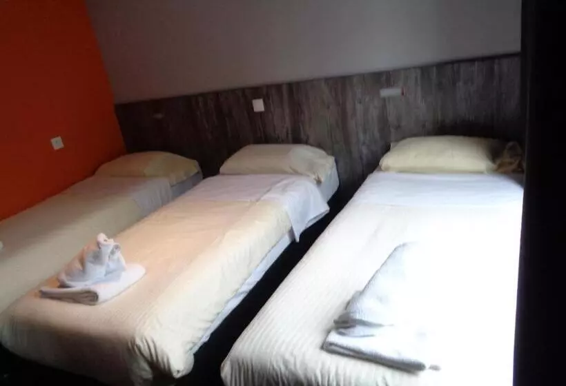 هتل Brxxl 5 City Centre Hostel