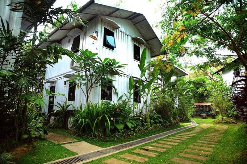 Royal Hotel And Outbound Trawas