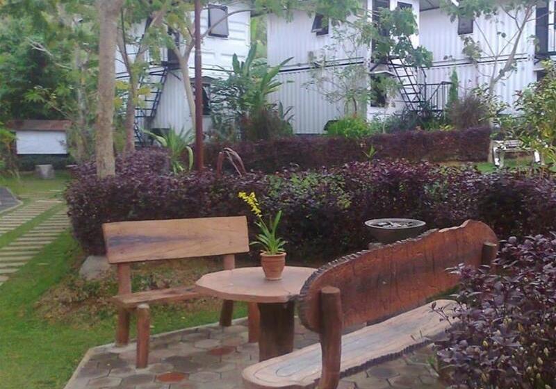 Royal Hotel And Outbound Trawas