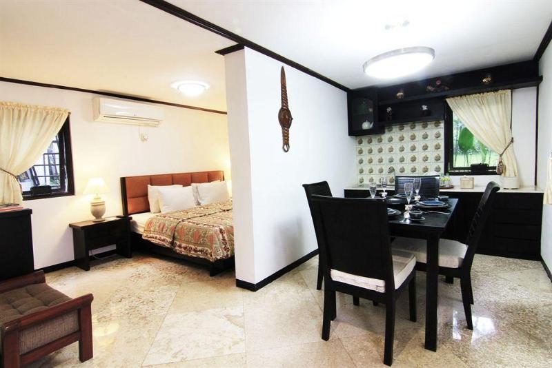 Royal Hotel And Outbound Trawas