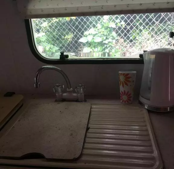 هتل کپسول Campervan Ehu Derry