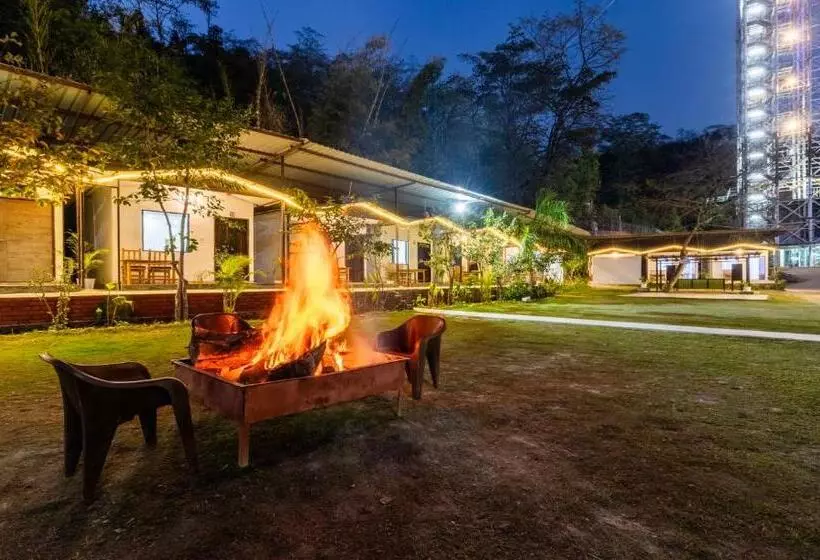 Itsy Hotels Paddler Zone With Bungee Jumping