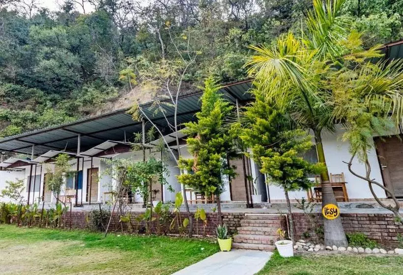 Itsy Hotels Paddler Zone With Bungee Jumping