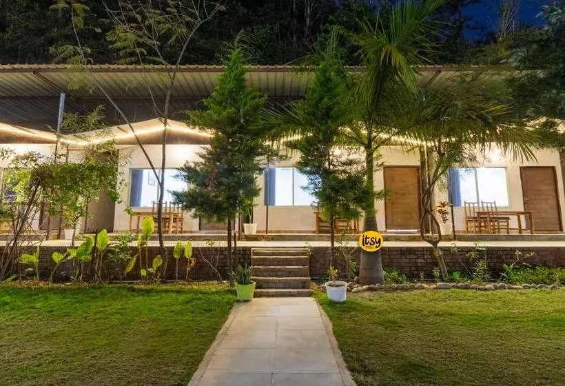 Itsy Hotels Paddler Zone With Bungee Jumping