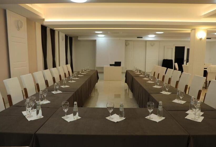 هتل Andoena Resort