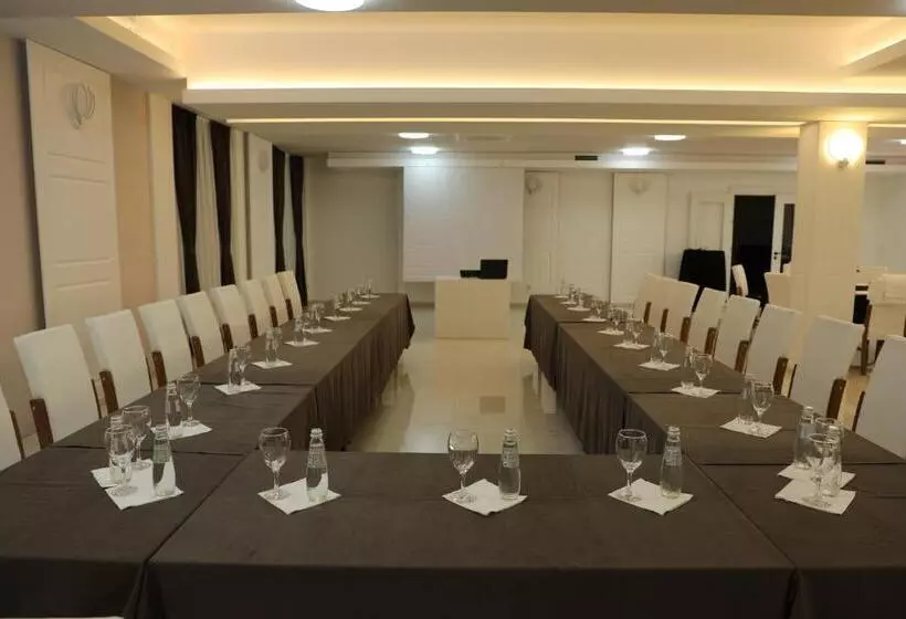 هتل Andoena Resort