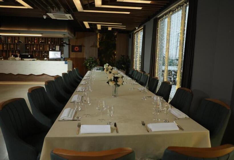 هتل Andoena Resort