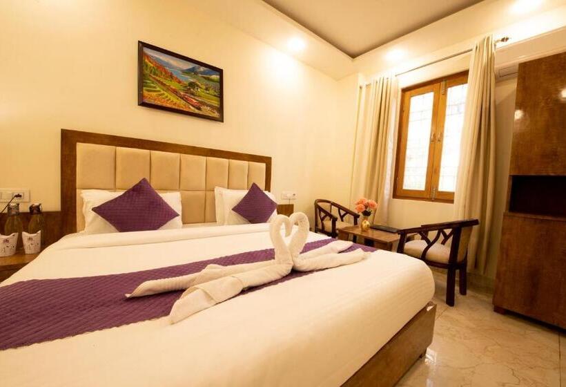 Hotel B2l Hills At Tapoavn