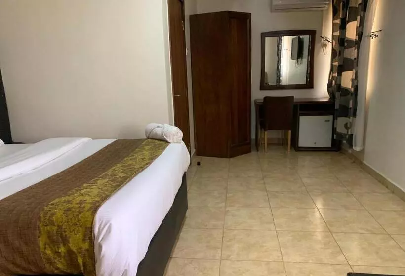 هتل Foster Inn