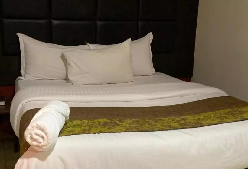 هتل Foster Inn