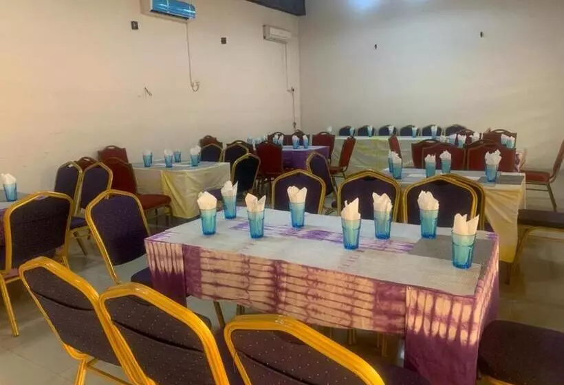 هتل Foster Inn