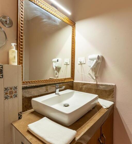 בית מלון כפרי Maati Resort By The Lake Hill