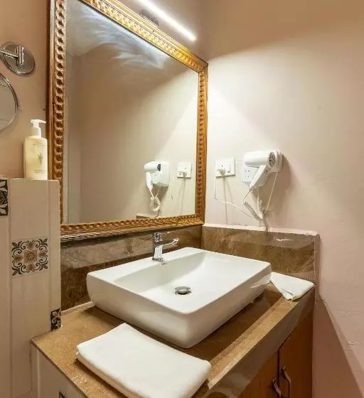 Hotelli Maati Resort By The Lake Hill