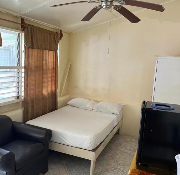 پانسیون Andre S Guest House