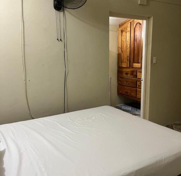 پانسیون Andre S Guest House