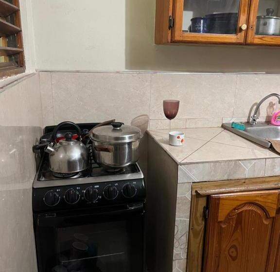 پانسیون Andre S Guest House