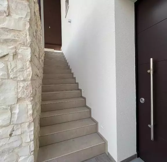 Majatalo Green House