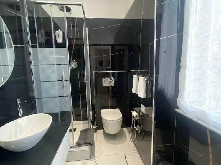 پانسیون Laura Rooms